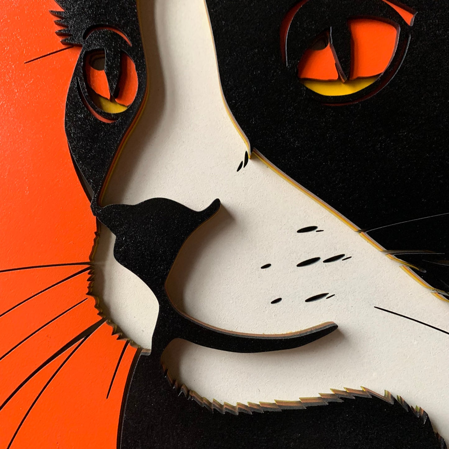 Stylizovaná kočka navýrazném pozadí