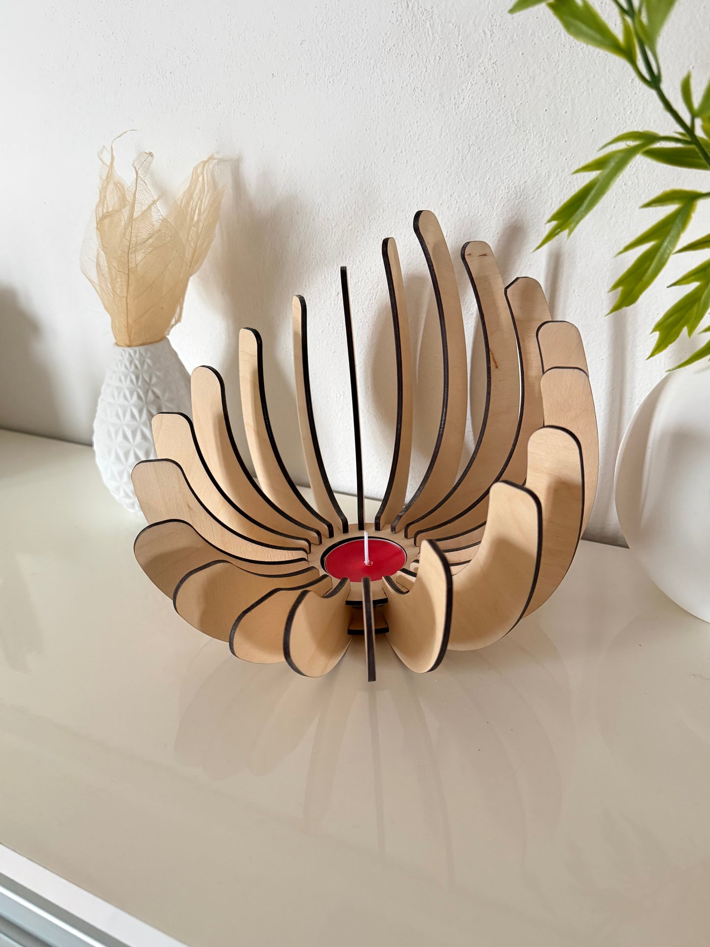 Dřevěný designový svícen „Rozkvetlý květ“