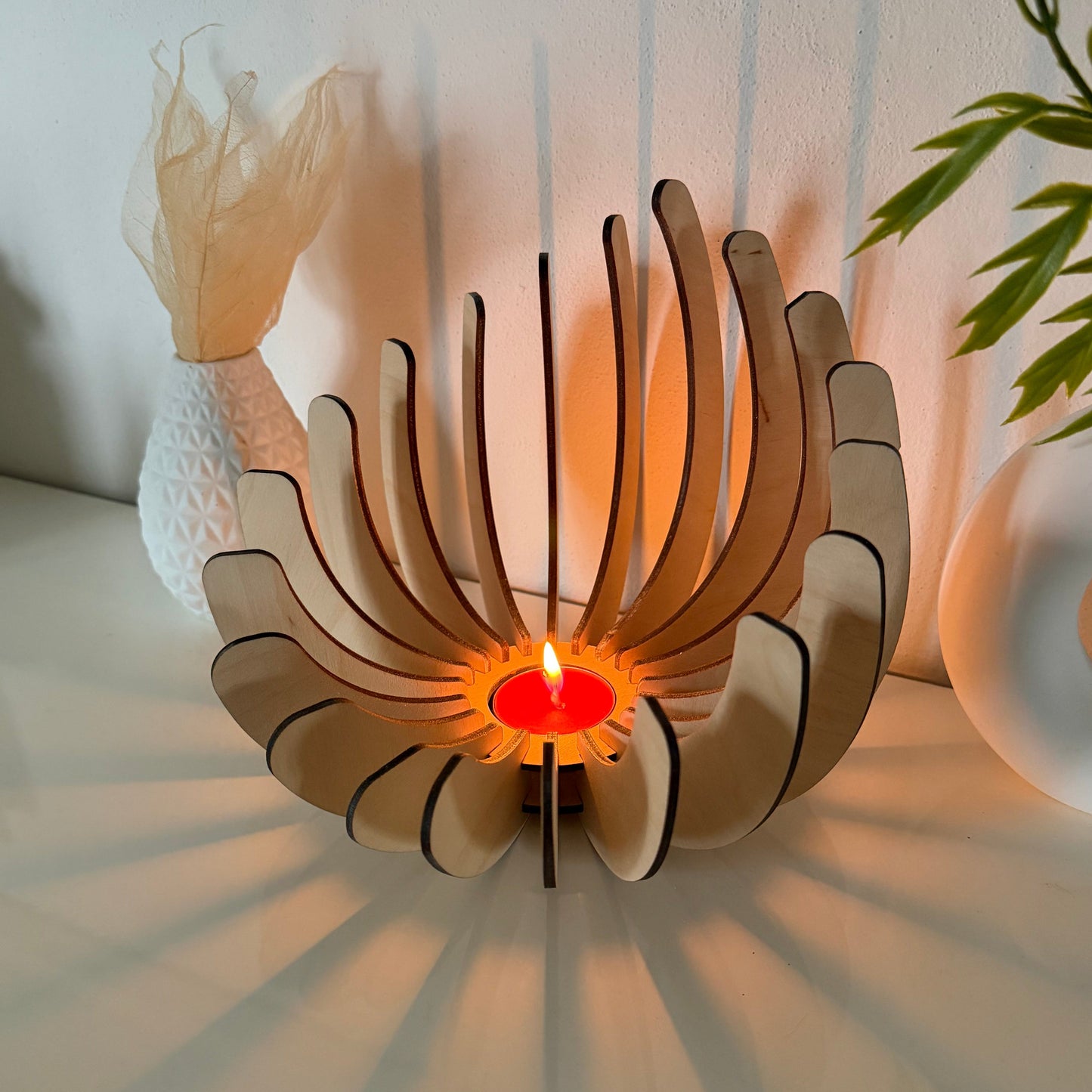 Dřevěný designový svícen „Rozkvetlý květ“