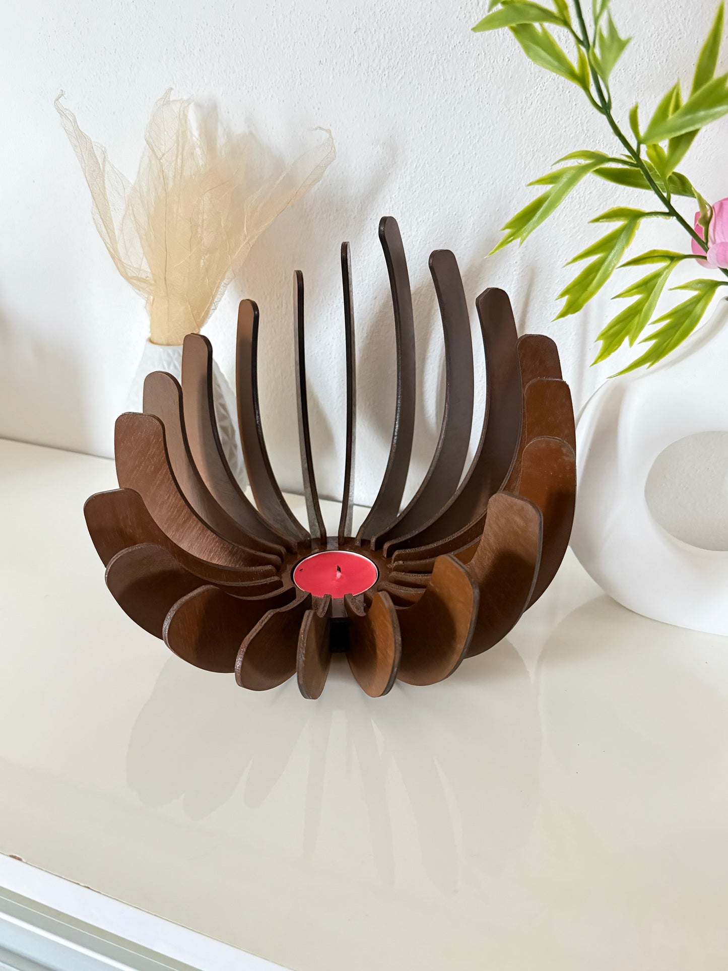 Dřevěný designový svícen „Rozkvetlý květ“