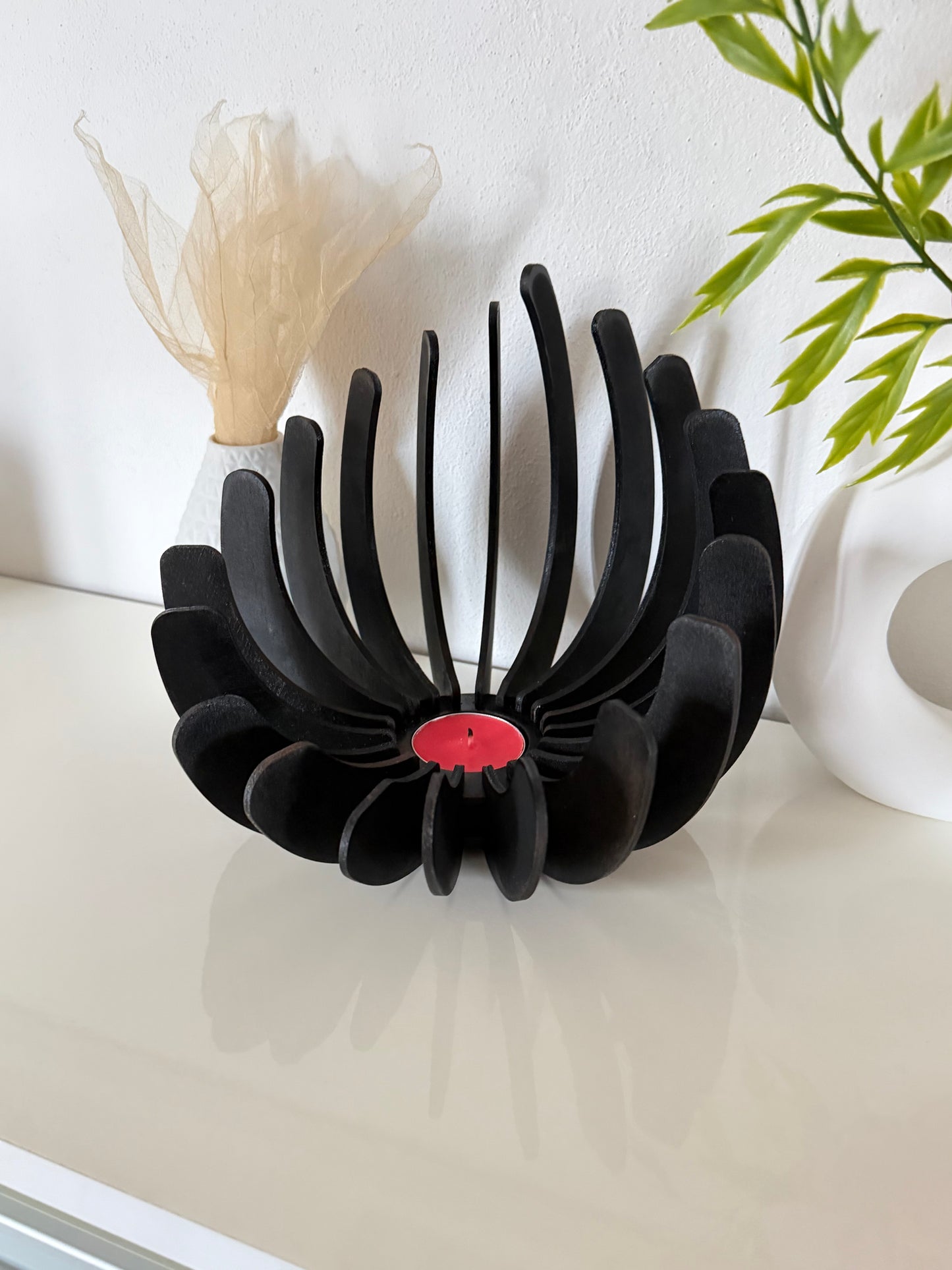 Dřevěný designový svícen „Rozkvetlý květ“